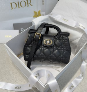 디올 Jolie 탑 핸들 미니 백 (컬러 블랙)