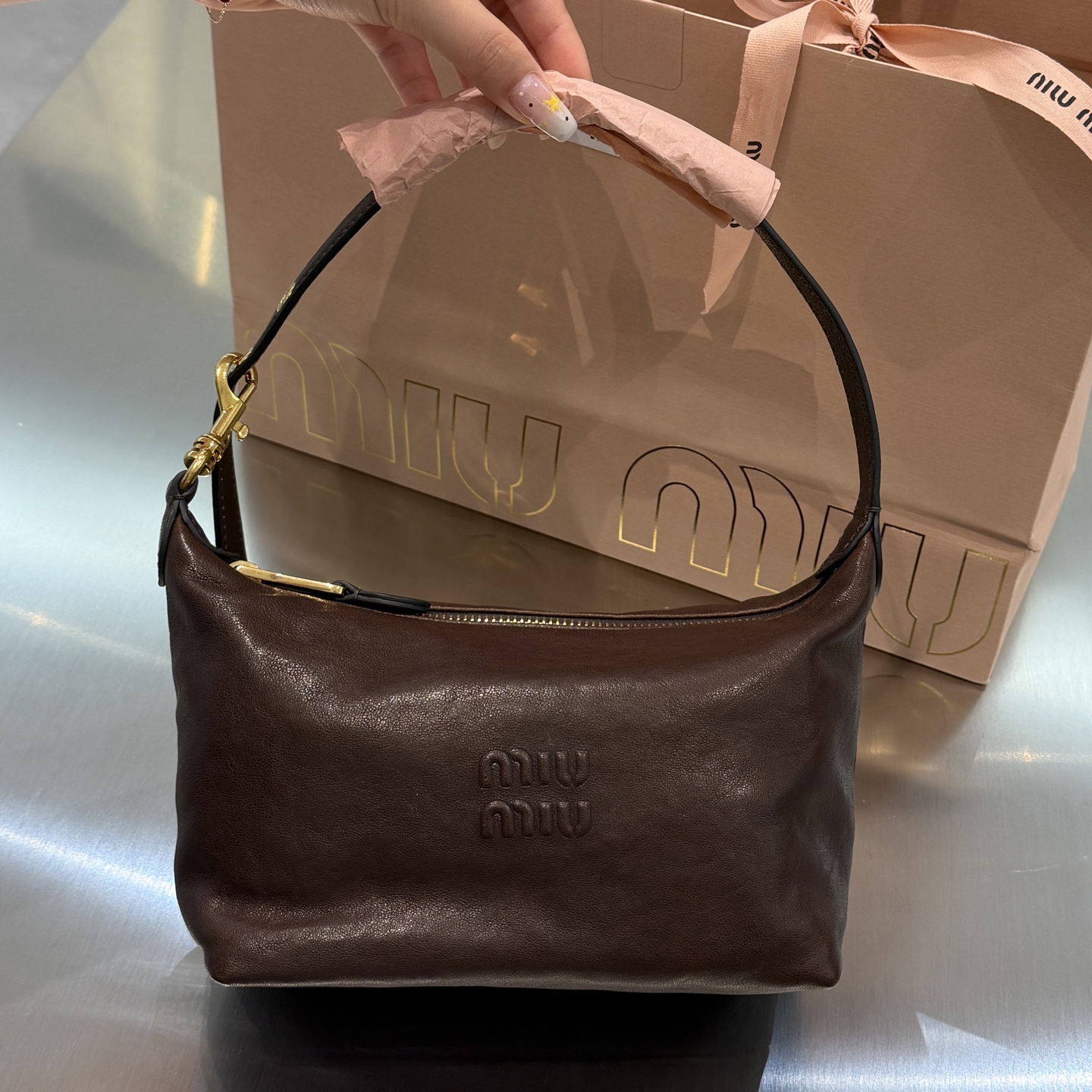 미우미우 25FW 나파 레더 파우치 숄더백 (컬러 오크, 브라운)