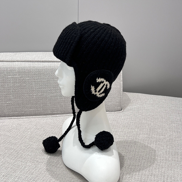 샤넬 CC 로고 이어플랩 니트 비니 (컬러 블랙, 아이보리)