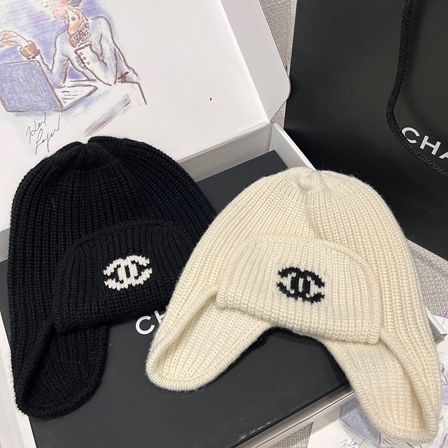 샤넬 CC 로고 이어플랩 니트 비니 (컬러 블랙, 아이보리)