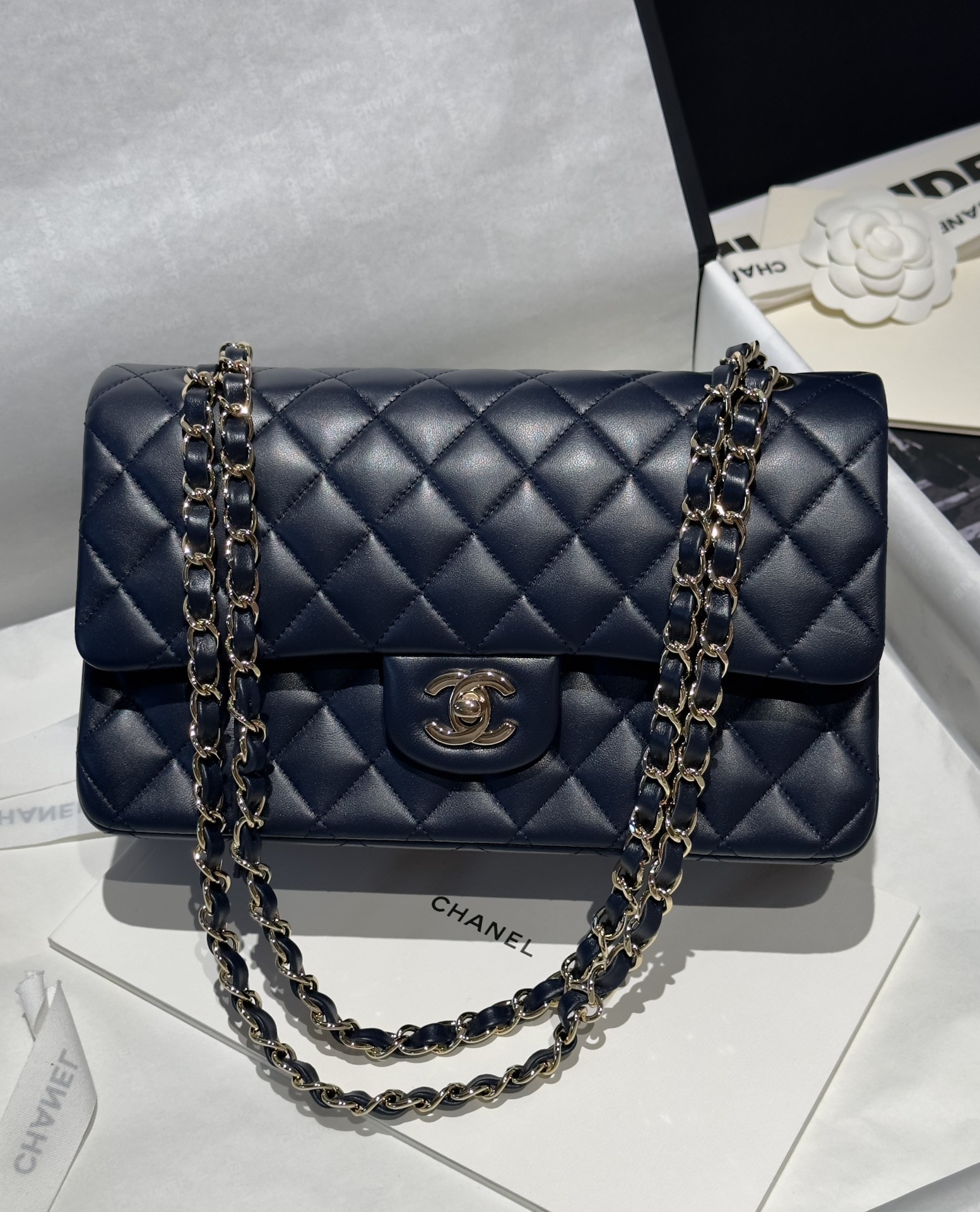 샤넬 클래식 램스킨 미디움 25.5cm