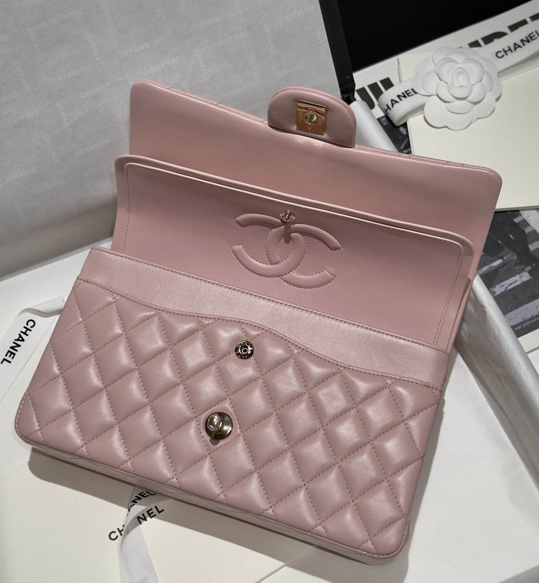 샤넬 클래식 램스킨 미디움 25.5cm